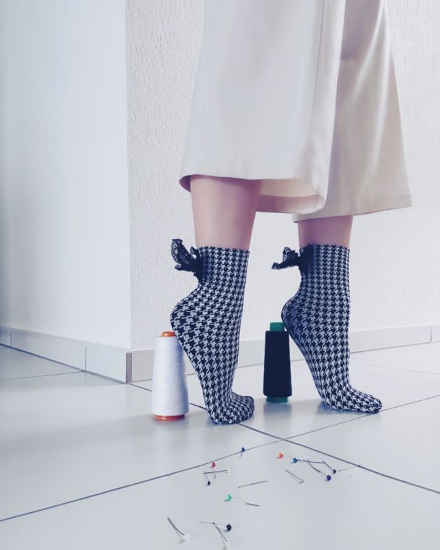 👠 Marchant là où l’imagination défie toutes les conventions 👣🧵
.
.
.
.
.
.
.
#artistmind #freemind #sewing #couture #lamodeautrement #pointdevue #expression #imaginativeart #arttextile #feelingmyself 
#walkingchallenge