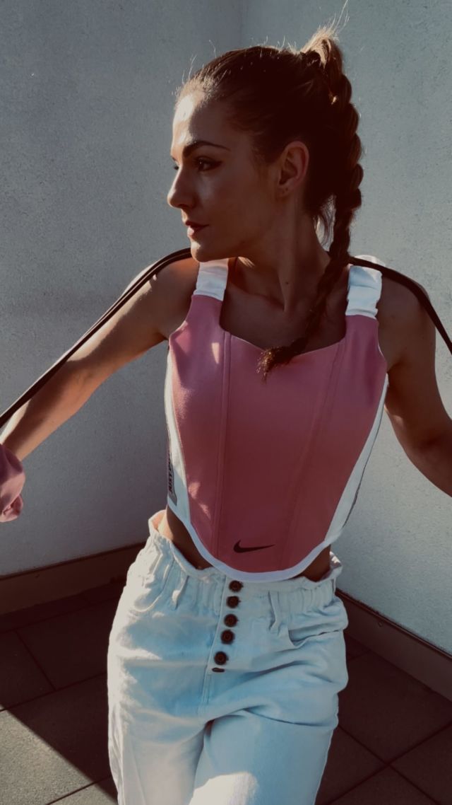 🏀 ÉDITION LIMITÉE : Le sport se réinvente 🪡
🧵 Nouvelle collection créée à partir d’anciens vêtements de sport, disponible dès ce soir !
⏱️ Rendez-vous en story à 19h 💌
.
.
.
.
.
.
.
.
.
.
.
.
.
.
#sportchic #bustiersport #sportwear #upcyclingdesign #newcollection #collectionprintemps #bustier #couturesport #sportedition #modedurable #arttextile #slowfashion #printemps2025 #reworkedfashion