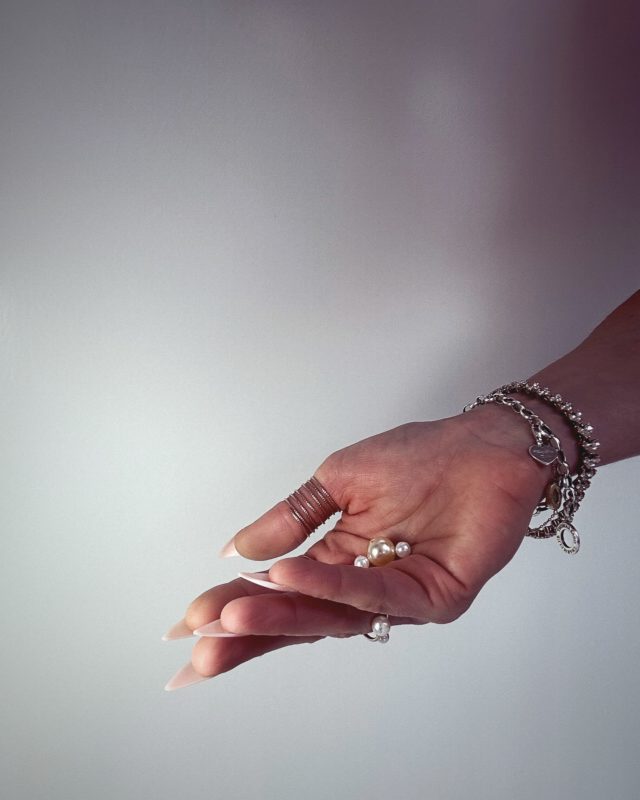 🫧🪡 Les détails ne sont pas juste des détails. Ils sont une empreinte, une nuance, ma signature 🪶
.
.
.
.
.
.
.
.
.
.
.
.
.
.
#couture #arttextile #sewingdetails #detailoftheday #espritcouture #piecesignature #ateliercouture #cousumain #artistesuisse #perlerart
