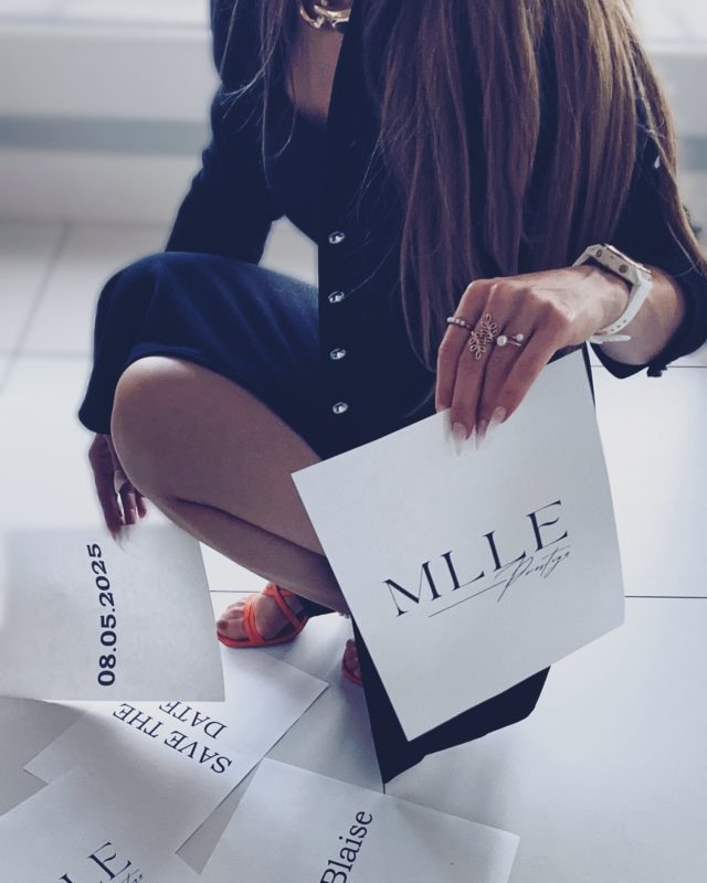 🥳 C’est aujourd’hui! 🥳
💌 Nous vous accueillons à la boutique concept store @lesfleursdelage.laboutique à St-Blaise de 17h à 21h ;
🥂 Verre de l’amitié 
👗 Présentation des nouvelles collections 
✨👌 Conseils sur mesure 

📍Rue du Temple 6
2072 St-Blaise / NE 🌞
.
.
.
.
.
.
.
#meetingday #fashionevent #modedurable #slowfashion #evenementsuisse #jura3lacs #newcollection #rdv #pointmode #secondemain #createursuisse