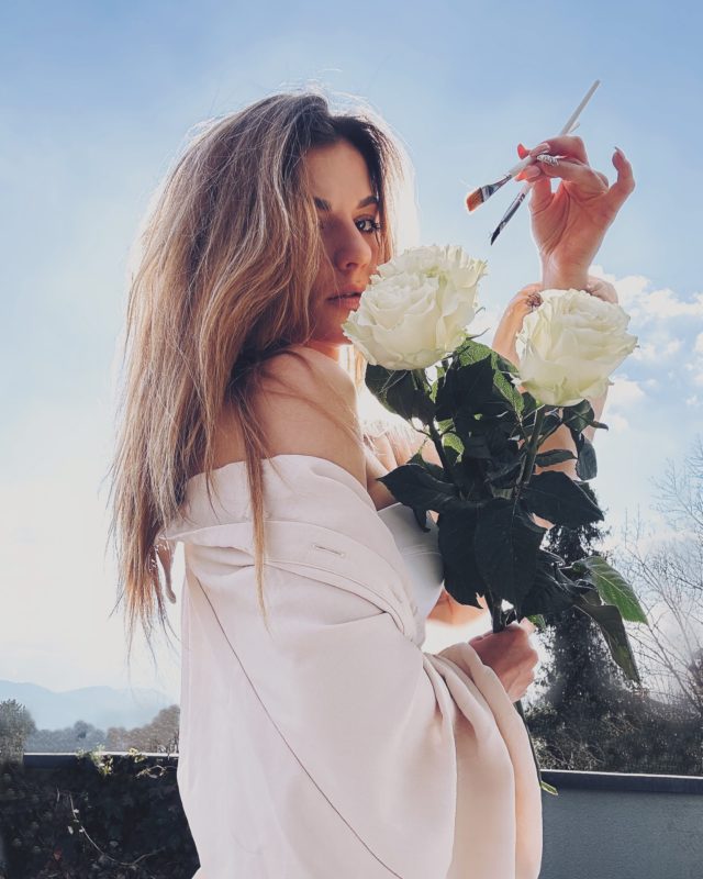 Prenez les roses, prenez ses fleurs, prenez aussi ses épines. Accueillez tout de la vie 🎁 et dessinez-en votre propre chemin ✨🎨
Vivez intensément et ne cessez jamais d’aimer, de rire, de créer, d’apprendre…🌹
L’âme ne peut s’épanouir que lorsqu’elle est nourrie 💝
Mlle PRESTIGE 🫶
.
.
.
.
.
.
.
.
.
.
#specialday #happymindset #positivmind #penséedujour #feelingblessed #gratefullife #lovelydays #presentmoment #roses #inspirant #creativelifestyle
